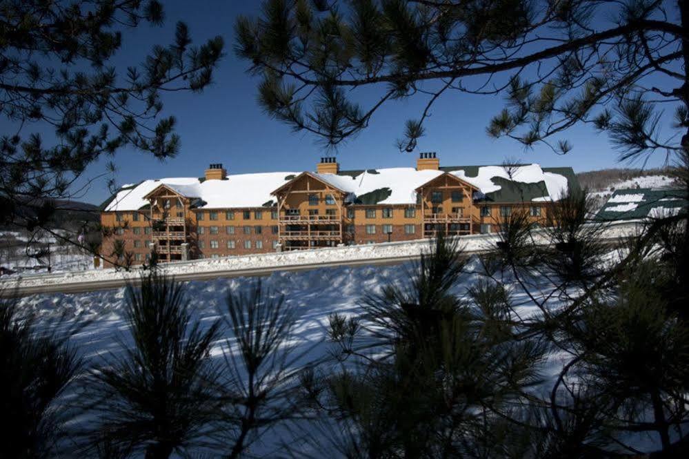Hope Lake Lodge & Indoor Waterpark Cortland Eksteriør billede