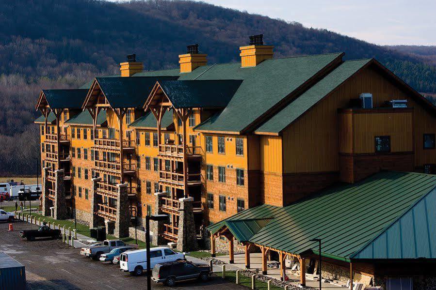 Hope Lake Lodge & Indoor Waterpark Cortland Eksteriør billede