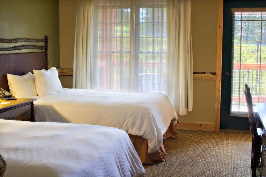 Hope Lake Lodge & Indoor Waterpark Cortland Eksteriør billede