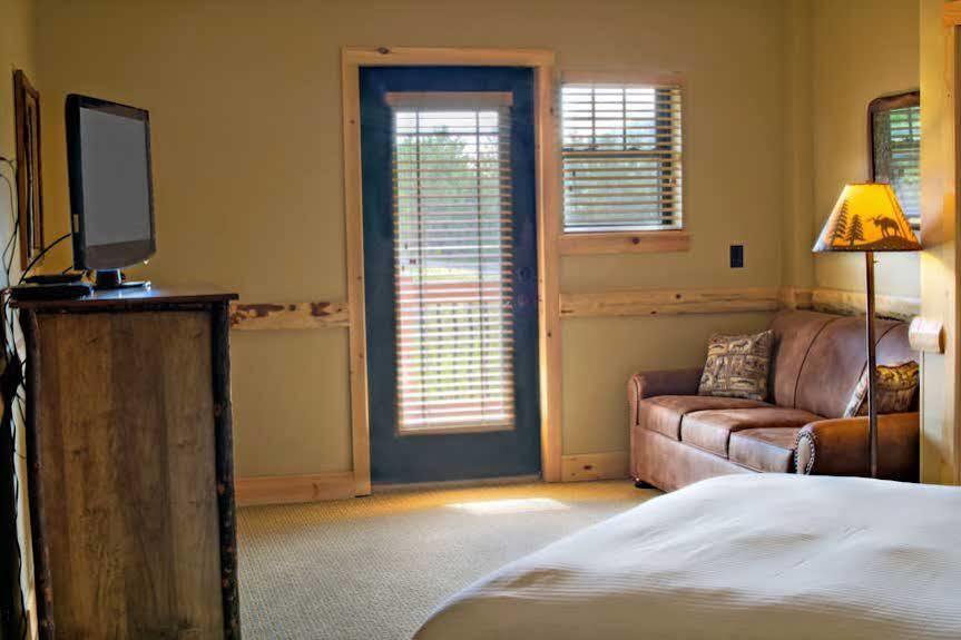 Hope Lake Lodge & Indoor Waterpark Cortland Eksteriør billede