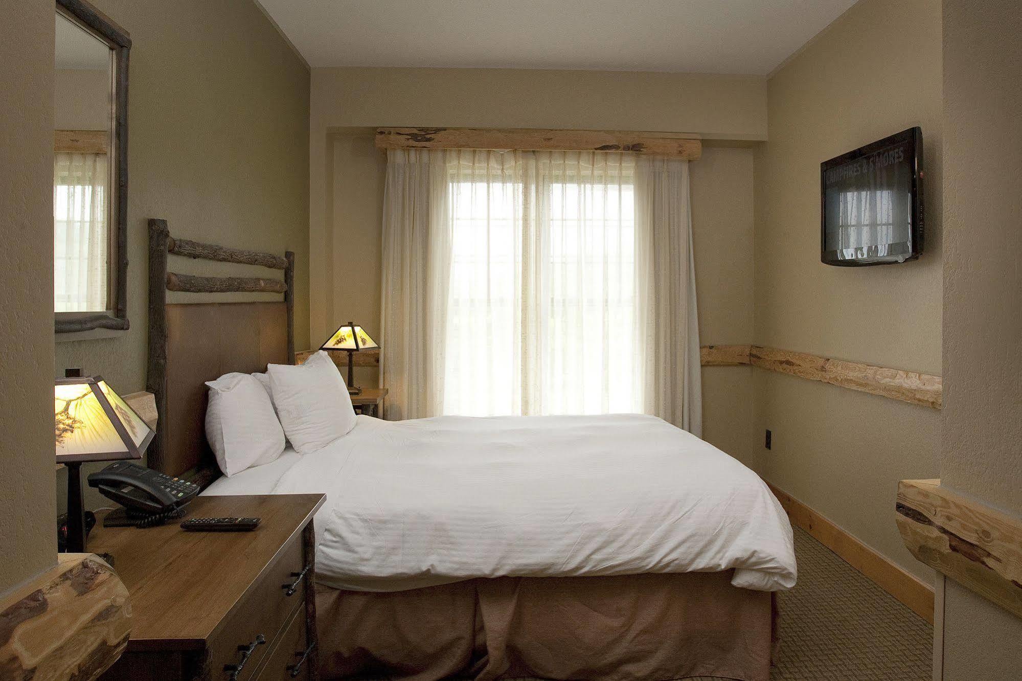 Hope Lake Lodge & Indoor Waterpark Cortland Eksteriør billede