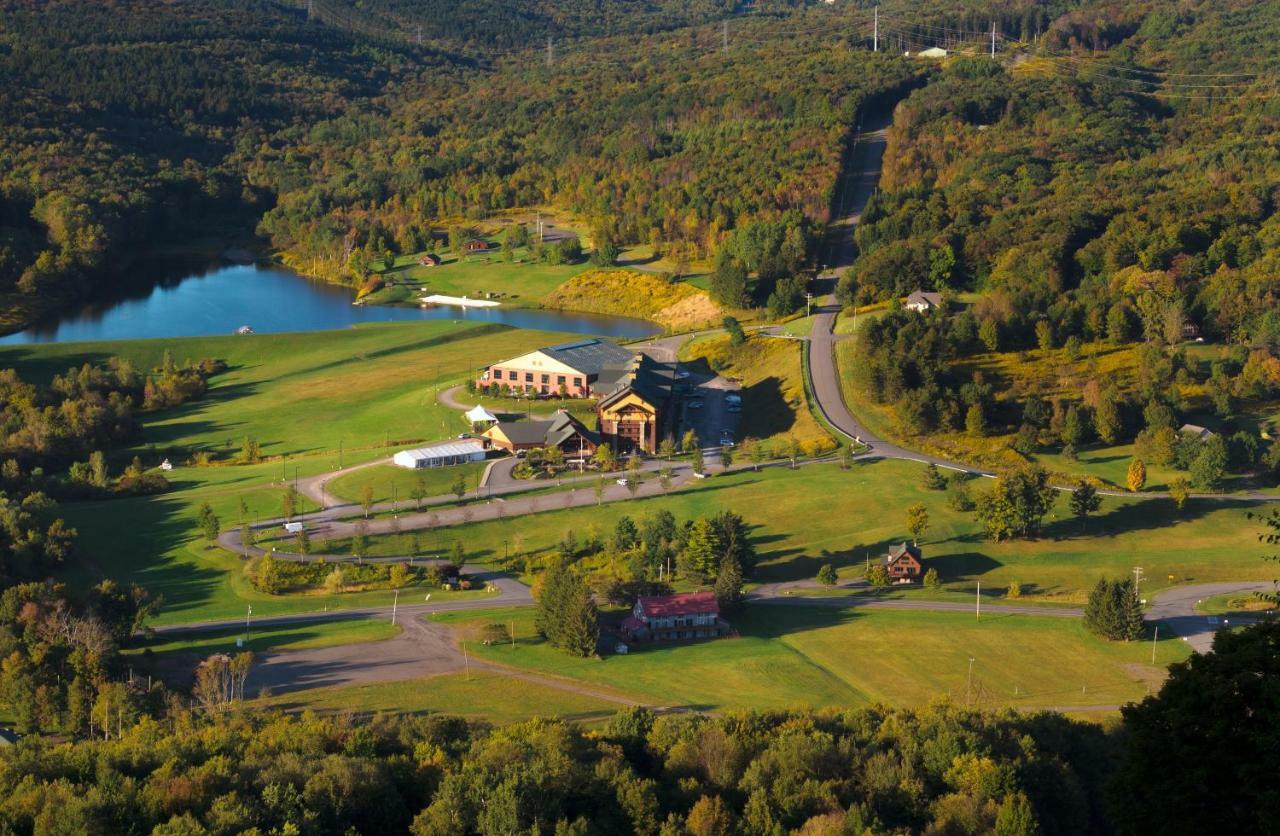 Hope Lake Lodge & Indoor Waterpark Cortland Eksteriør billede