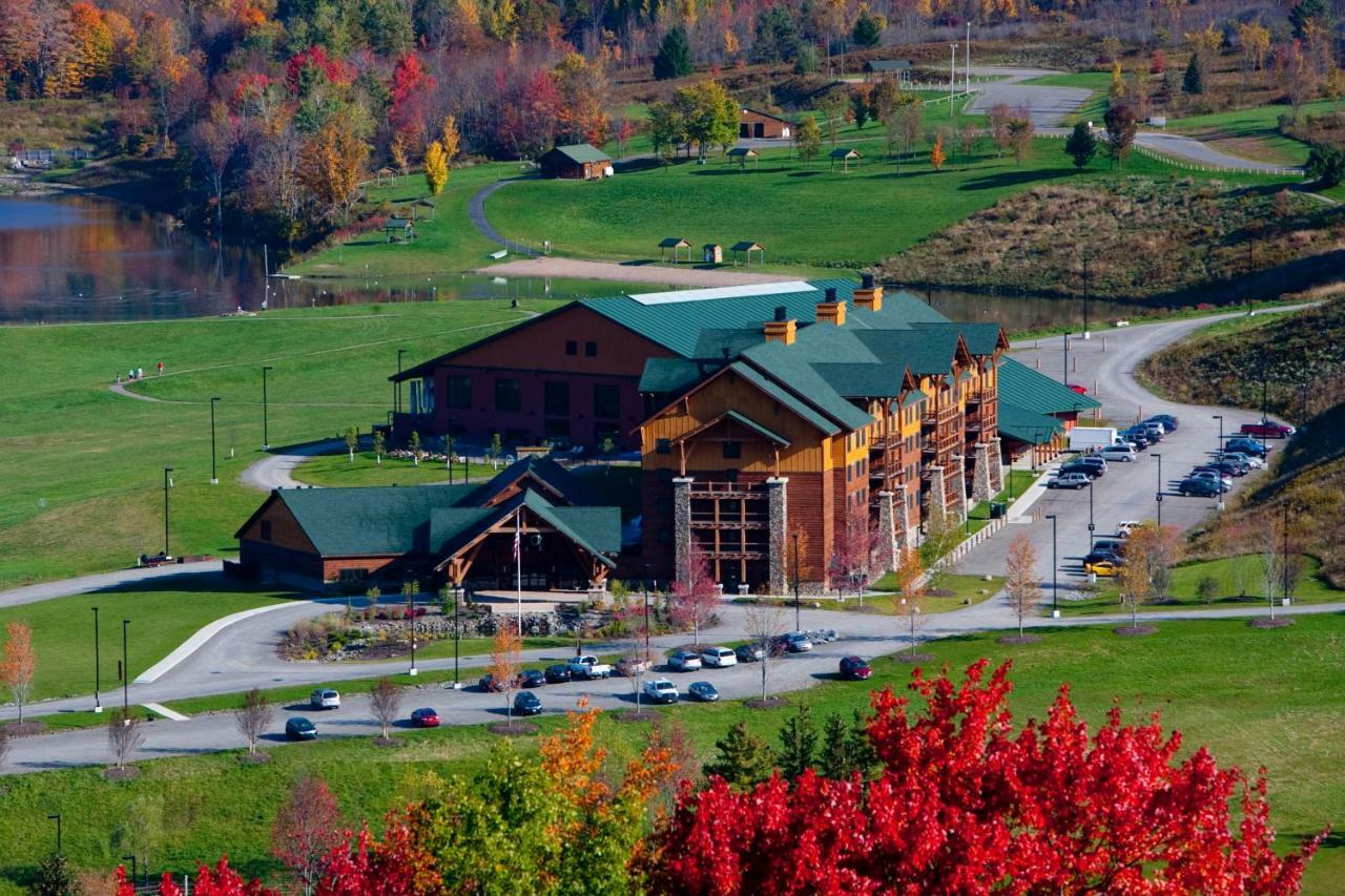 Hope Lake Lodge & Indoor Waterpark Cortland Eksteriør billede